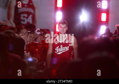 Bloomington, Usa. Oktober 2023. Der Indiana University Basketballspieler Jackson Creel (22) wird während der Hoosier-Hysterie in der Simon Skjodt Assembly Hall in Bloomington vorgestellt. Quelle: SOPA Images Limited/Alamy Live News Stockfoto