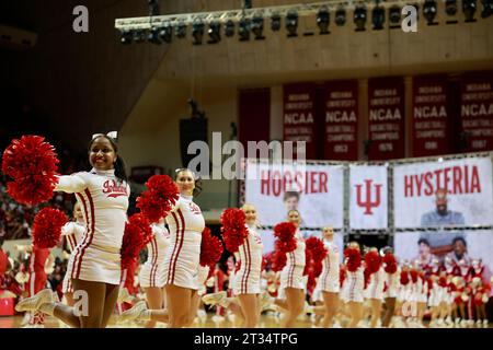 Bloomington, Usa. Oktober 2023. Die Cheerleader der Indiana University jubeln während der Hoosier-Hysterie in der Simon Skjodt Assembly Hall in Bloomington. Quelle: SOPA Images Limited/Alamy Live News Stockfoto