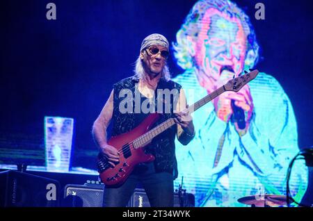 Roger Glover von Deep Purple tritt beim Rockwave Festival in Athen (TerraVibe Park) / Griechenland auf, Juli 2023 Stockfoto