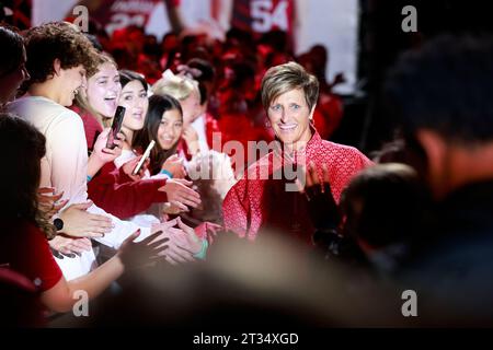 Bloomington, Usa. Oktober 2023. Die Indiana University Frauen-Basketballtrainerin Teri Moren wird während der Hoosier-Hysterie in der Simon Skjodt Assembly Hall in Bloomington vorgestellt. (Foto: Jeremy Hogan/SOPA Images/SIPA USA) Credit: SIPA USA/Alamy Live News Stockfoto