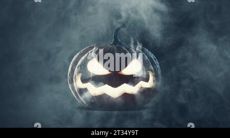 Lustiger Halloween-Kürbis, der im Dunkeln leuchtet, umgeben von Nebel Stockfoto