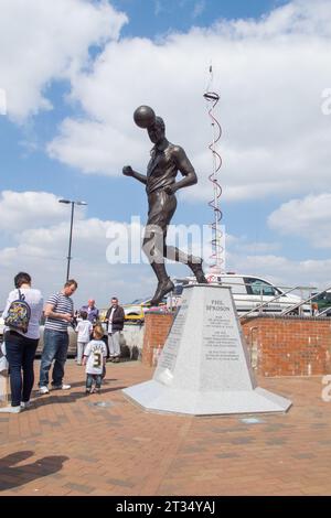 Roy Sproson Statue vor dem Fußballplatz von Port Vale Stockfoto