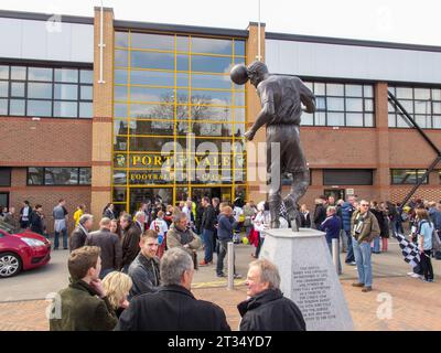 Roy Sproson Statue vor dem Fußballplatz von Port Vale Stockfoto