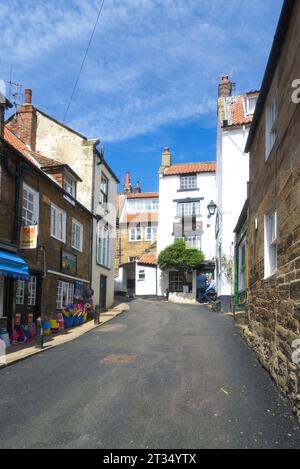 Robin Hood's Bay, Blick auf die New Road, zu Geschäften und Laurel Inn. Straße vom Bank Top Car Park zum Strand und Meer, North Yorkshire; England Stockfoto