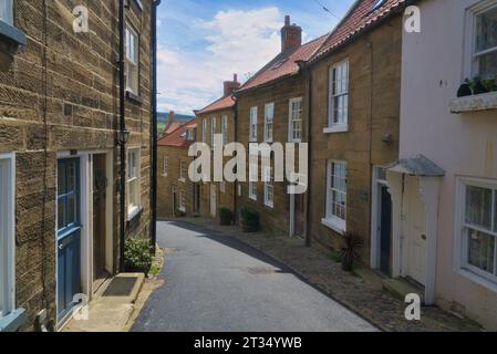 Robin Hood's Bay mit Blick auf die King Street und das Men's Institute. Die King Street führt hinunter zum Strand und Meer in North Yorkshire; England; Großbritannien Stockfoto