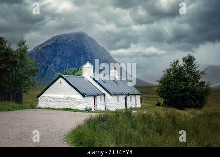 Black Rock Cottage ist ein Cottage im Herzen von Glencoe, Scottish Highlands. Stockfoto