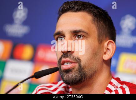 Berlin, Deutschland. Oktober 2023. Fußball: Champions League, vor dem Spiel Union Berlin - SSC Neapel, Pressekonferenz Union Berlin, an der Alten Försterei. Rani Khedira spricht mit den Anwesenden. Darlegung: Andreas Gora/dpa/Alamy Live News Stockfoto