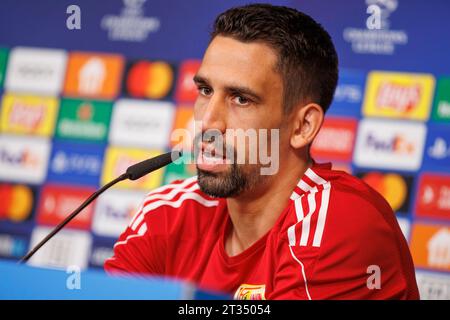 Berlin, Deutschland. Oktober 2023. Fußball: Champions League, vor dem Spiel Union Berlin - SSC Neapel, Pressekonferenz Union Berlin, an der Alten Försterei. Rani Khedira spricht mit den Anwesenden. Darlegung: Andreas Gora/dpa/Alamy Live News Stockfoto