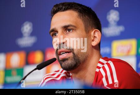 Berlin, Deutschland. Oktober 2023. Fußball: Champions League, vor dem Spiel Union Berlin - SSC Neapel, Pressekonferenz Union Berlin, an der Alten Försterei. Rani Khedira spricht mit den Anwesenden. Darlegung: Andreas Gora/dpa/Alamy Live News Stockfoto