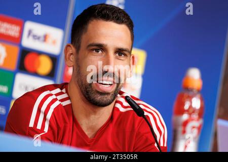 Berlin, Deutschland. Oktober 2023. Fußball: Champions League, vor dem Spiel Union Berlin - SSC Neapel, Pressekonferenz Union Berlin, an der Alten Försterei. Rani Khedira spricht mit den Anwesenden. Darlegung: Andreas Gora/dpa/Alamy Live News Stockfoto