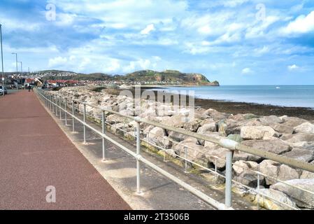 Blick nach Süden nach Little Orme vom Penrhyn Beach, Promenade. Am Meer bei Rhos-on-Sea. Rhos-on-Sea; Colwyn Bay, Nordwales, Vereinigtes Königreich Stockfoto