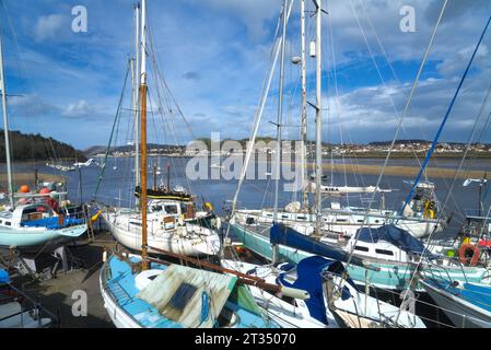 Blick nach Norden auf den Fluss Conwy von der Conwy Road Bridge (A547) in der Nähe von Conwy Castle. Vergnügungsboote auf der Rutsche. Nordwales, Großbritannien Stockfoto