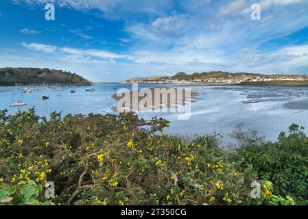 Blick nach Norden auf den Fluss Conwy von der Conwy Road Bridge (A547) in der Nähe von Conwy Castle. Vergnügungsboote auf der Rutsche. Nordwales, Großbritannien Stockfoto