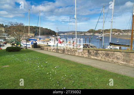 Blick nach Norden auf den Fluss Conwy von der Conwy Road Bridge (A547) in der Nähe von Conwy Castle. Vergnügungsboote auf der Rutsche. Nordwales, Großbritannien Stockfoto