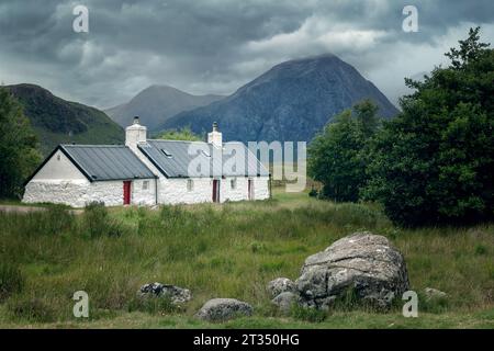 Black Rock Cottage ist ein Cottage im Herzen von Glencoe, Scottish Highlands. Stockfoto