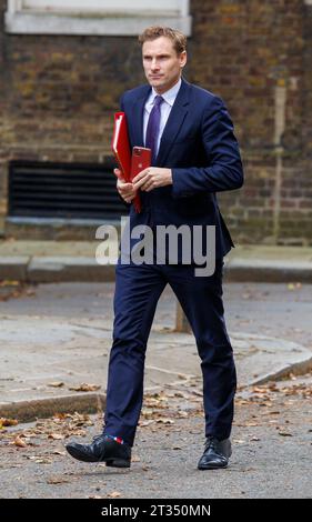 London, Großbritannien. Oktober 2023. Chris Philp kommt in der Downing Street an. Chris Philp, Minister für Kriminalität und Polizei, beherbergt hochrangige Polizisten und 13 der größten Einzelhändler der USA in der Downing Street. Im letzten Jahr hat es einen Anstieg der Ladendiebstahl um 25 % gegeben. Quelle: Karl Black/Alamy Live News Stockfoto