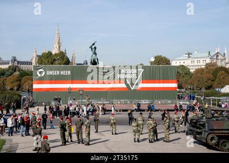 Wien, Österreich. 23. Oktober 2023. Panzer und Fluggeräte des Österreichischen Bundesheeres am Heldenplatz im Vorfeld der Informations- und Leistungsschau des Österreichischen Bundesheeres am 26. Oktober, Nationalfeiertag. *** Wien, Österreich 23. Oktober 2023 Panzer und Flugzeuge der Österreichischen Bundeswehr am Heldenplatz im Vorfeld der Informations- und Leistungsschau der Österreichischen Bundeswehr am 26. Oktober, Nationalfeiertag. Quelle: Imago/Alamy Live News Stockfoto