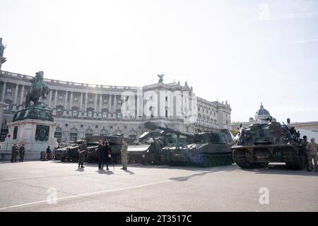 Wien, Österreich. 23. Oktober 2023. Panzer und Fluggeräte des Österreichischen Bundesheeres am Heldenplatz im Vorfeld der Informations- und Leistungsschau des Österreichischen Bundesheeres am 26. Oktober, Nationalfeiertag. *** Wien, Österreich 23. Oktober 2023 Panzer und Flugzeuge der Österreichischen Bundeswehr am Heldenplatz im Vorfeld der Informations- und Leistungsschau der Österreichischen Bundeswehr am 26. Oktober, Nationalfeiertag. Quelle: Imago/Alamy Live News Stockfoto