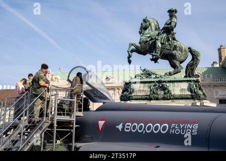 Wien, Österreich. 23. Oktober 2023. Eurofighter Mock-up des Österreichischen Bundesheeres am Heldenplatz im Vorfeld der Informations- und Leistungsschau des Österreichischen Bundesheeres am 26. Oktober, Nationalfeiertag. *** Wien, Österreich 23. Oktober 2023 Österreichische Bundeswehr Eurofighter Mock Up am Heldenplatz im Vorfeld der Österreichischen Bundeswehr-Informations- und Leistungsschau am 26. Oktober, Nationalfeiertag. Quelle: Imago/Alamy Live News Stockfoto