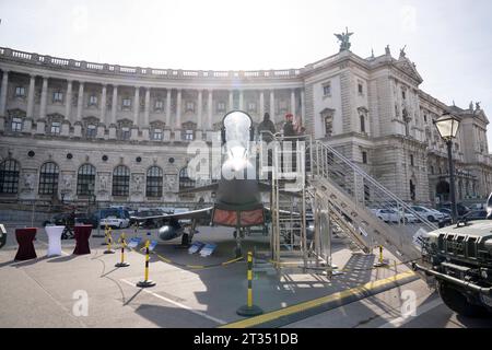 Wien, Österreich. 23. Oktober 2023. Eurofighter Mock-up des Österreichischen Bundesheeres am Heldenplatz im Vorfeld der Informations- und Leistungsschau des Österreichischen Bundesheeres am 26. Oktober, Nationalfeiertag. *** Wien, Österreich 23. Oktober 2023 Österreichische Bundeswehr Eurofighter Mock Up am Heldenplatz im Vorfeld der Österreichischen Bundeswehr-Informations- und Leistungsschau am 26. Oktober, Nationalfeiertag. Quelle: Imago/Alamy Live News Stockfoto