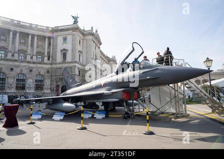 Wien, Österreich. 23. Oktober 2023. Eurofighter Mock-up des Österreichischen Bundesheeres am Heldenplatz im Vorfeld der Informations- und Leistungsschau des Österreichischen Bundesheeres am 26. Oktober, Nationalfeiertag. *** Wien, Österreich 23. Oktober 2023 Österreichische Bundeswehr Eurofighter Mock Up am Heldenplatz im Vorfeld der Österreichischen Bundeswehr-Informations- und Leistungsschau am 26. Oktober, Nationalfeiertag. Quelle: Imago/Alamy Live News Stockfoto