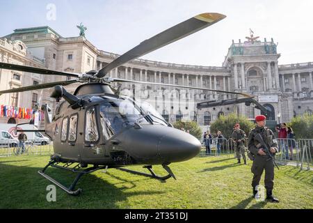 Wien, Österreich. 23. Oktober 2023 Hubschrauber des Österreichischen Bundesheeres am Heldenplatz im Vorfeld der Informations- und Leistungsschau des Österreichischen Bundesheeres am 26. Oktober, Nationalfeiertag. *** Wien, Österreich 23. Oktober 2023 Österreichische Bundeswehr Hubschrauber am Heldenplatz im Vorfeld der Österreichischen Bundeswehr-Informations- und Leistungsschau am 26. Oktober, Nationalfeiertag. Quelle: Imago/Alamy Live News Stockfoto
