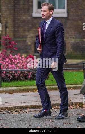London , Vereinigtes Königreich 23. Oktober 2023. Chris Philp, Staatsminister für Kriminalität, Polizei und Feuer und konservativer Parlamentsabgeordneter für Croydon South, kommt in der Downing Street an, um ein Treffen von Polizeichefs und Persönlichkeiten aus der Geschäftswelt zu veranstalten, um den jüngsten Anstieg von Einzelhandelskriminalität und Ladendiebstahl zu bekämpfen.Credit amer ghazzal/Alamy Live News Stockfoto