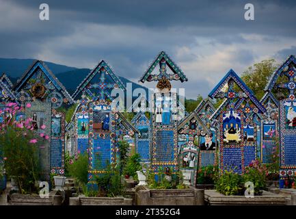 Kreuze mit traditionellen Motiven auf dem Sapanta-Friedhof in Rumänien Stockfoto
