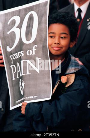 30 Jahre SCHMERZ, Silent Walk Protest, Zentrum von London, England, Vereinigtes Königreich, Oktober 1997. Stockfoto