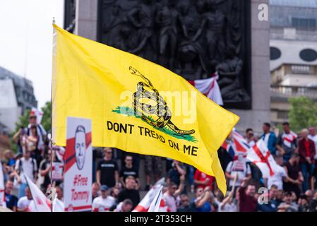 Treten Sie nicht auf die Gadsden-Flagge, während sich die englische Verteidigungsliga und Anhänger auf dem Trafalgar Square versammelten, um gegen die Verhaftung von Tommy Robinson zu protestieren Stockfoto