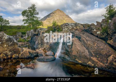 Buachaille Etive Mor ist ein majestätischer Berg in den schottischen Highlands im Glencoe Valley. Stockfoto