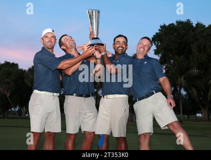 Miami, Vereinigte Staaten Von Amerika. Oktober 2023. DORAL, FLORIDA - 22. OKTOBER: Charles Howell III von Crushers GC, Captain Bryson DeChambeau von Crushers GC, Anirban Lahiri von Crushers GC und Paul Casey von Crushers GC feiern am 22. Oktober 2023 im Trump National Doral Miami in Doral, Florida, nach dem Sieg der Mannschaftsmeisterschaft am dritten Tag des LIV Golf Invitational. (Foto: Alberto E. Tamargo/SIPA USA) Credit: SIPA USA/Alamy Live News Stockfoto