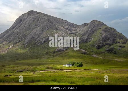 Lagangarbh Hut ist ein einsames weißes Haus unter dem Gipfel des Buachaille Etive Mor in den schottischen Highlands. Stockfoto