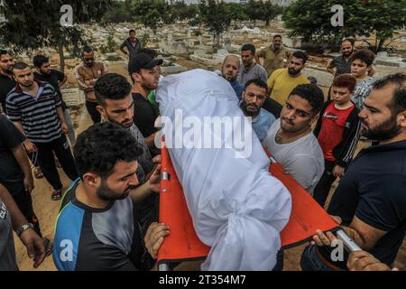 Rafah, Palästinensische Gebiete. Oktober 2023. Palästinenser begraben ihre Verwandten, die bei israelischen Luftangriffen auf Rafah im südlichen Gazastreifen getötet wurden. Abed Rahim Khatib/dpa/Alamy Live News Stockfoto