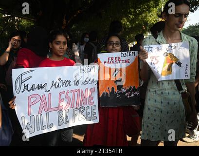 Neu-Delhi, Delhi, Indien. Oktober 2023. Aktivisten halten Plakate für die Unterstützung der Palästinenser im Gazastreifen, während der Konflikt zwischen Israel und der Hamas in Neu-Delhi, Indien am 23. Oktober 2023, stattfand. (Kreditbild: © Kabir Jhangiani/ZUMA Press Wire) NUR REDAKTIONELLE VERWENDUNG! Nicht für kommerzielle ZWECKE! Stockfoto