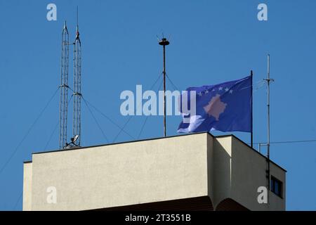 Nationalflagge des Kosovo auf einem Dach in Pristina, Kosovo Stockfoto