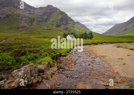 Lagangarbh Hut ist ein einsames weißes Haus unter dem Gipfel des Buachaille Etive Mor in den schottischen Highlands. Stockfoto