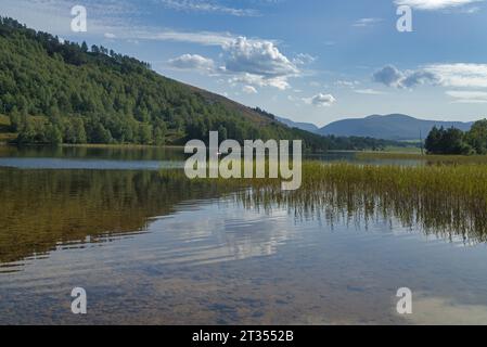 Blick nach Süden über das schöne Loch Pityoulish auf der B970 in der Nähe von Coylumbridge, in der Nähe von Aviemore. Cairngorms nach hinten. Aviemore, Nationalpark, Schottland, Großbritannien Stockfoto