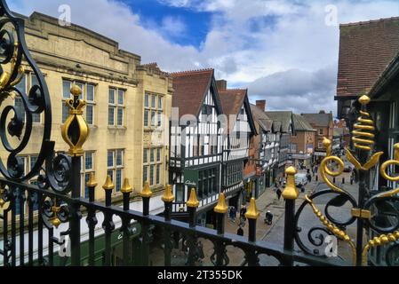 Alte, wunderschöne Tudor-Gebäude im Stadtzentrum von Chester. Abendlicht. Ich schaue von den Mauern zur Eastgate Street. Stadtzentrum von Chester, England, Großbritannien Stockfoto