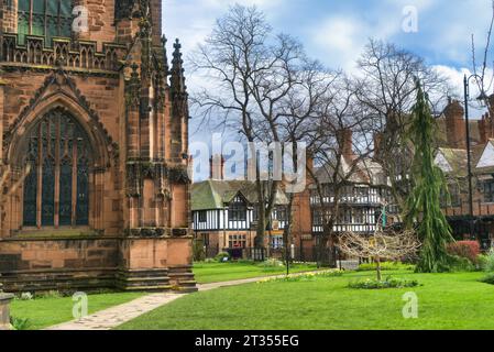 Kathedrale von Chester in der Frühlingssonne mit Vorgarten (Werburgh Street) Narzissen in Gärten, Stadtzentrum, Chester, England, Großbritannien Stockfoto