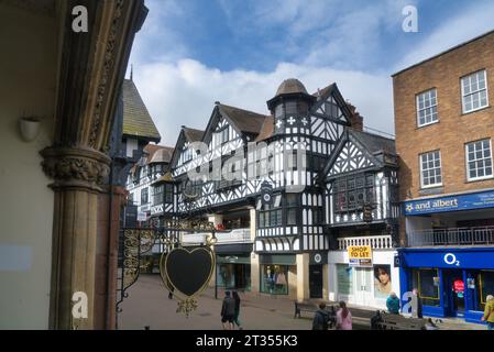 Alte, schöne Tudor-Gebäude, Architektur im Stadtzentrum von Chester. Blick auf die Eastgate Street von der oberen „Ebene“. Chester, England, großbritannien Stockfoto