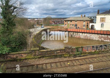 Ich schaue auf telfords Becken und Telfords Warehouse. Shropshire Union Canal. Von der Stadtmauer an der Raymond Street Bridge. Chester, England, Großbritannien Stockfoto