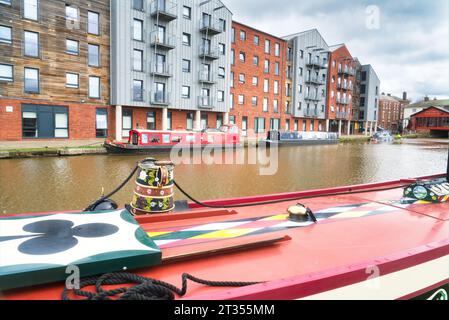 Blick nach Osten über den Shropshire Union Canal bei Telford's Warehouse. Farbenfrohe Hausboote. Abschleppweg Campus nach hinten. Chester, England, Großbritannien Stockfoto