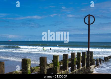 Strand von Aberdeen mit Blick auf das Nordmeer, Windpark, Promenade. Surfer, Surfen. Aberdeenshire, Highland Region, Schottland Großbritannien Stockfoto