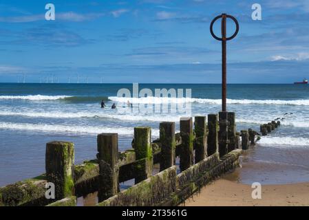 Strand von Aberdeen mit Blick auf das Nordmeer, Windpark, Promenade. Surfer, Surfen. Aberdeenshire, Highland Region, Schottland Großbritannien Stockfoto