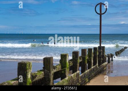 Aberdeen Strand mit Blick auf das Nordmeer, Windpark, Promenade. Surfer, Surfen. Aberdeenshire, Highland Region, Schottland Großbritannien Stockfoto