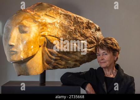London, Großbritannien. 23. Oktober 2023. Die britische Freischnitzerin Emily Young mit ihrer Arbeit „Bear Mountain Flight“, 200 Millionen Jahre alter dolomitischer Kalkstein aus Italien, bei einer Vorschau auf ihre neue Ausstellung „Pareidolia in Stone“. Ihre Werke in verschiedenen Fundstücken sind vom 25. Oktober bis 10. November 2023 in der Richard Green Gallery in der Bond Street zu sehen. Quelle: Stephen Chung / Alamy Live News Stockfoto