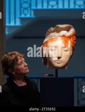 London, Großbritannien. 23. Oktober 2023. Die britische Freischnitzerin Emily Young mit ihrer Arbeit „Dream Time“, 200-195 Millionen Jahre alter Marmor mit Kalzitkristallen aus Portugal, bei einer Vorschau auf ihre neue Ausstellung „Pareidolia in Stone“. Ihre Werke in verschiedenen Fundstücken sind vom 25. Oktober bis 10. November 2023 in der Richard Green Gallery in der Bond Street zu sehen. Quelle: Stephen Chung / Alamy Live News Stockfoto