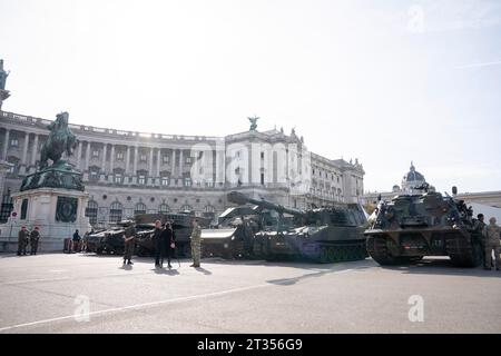 Wien, Österreich. 23. Oktober 2023. Panzer und Fluggeräte des Österreichischen Bundesheeres am Heldenplatz im Vorfeld der Informations- und Leistungsschau des Österreichischen Bundesheeres am 26. Oktober, Nationalfeiertag. *** Wien, Österreich 23. Oktober 2023 Panzer und Flugzeuge der Österreichischen Bundeswehr am Heldenplatz im Vorfeld der Informations- und Leistungsschau der Österreichischen Bundeswehr am 26. Oktober, Nationalfeiertag. Stockfoto
