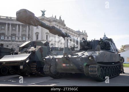 Wien, Österreich. 23. Oktober 2023. Panzer und Fluggeräte des Österreichischen Bundesheeres am Heldenplatz im Vorfeld der Informations- und Leistungsschau des Österreichischen Bundesheeres am 26. Oktober, Nationalfeiertag. *** Wien, Österreich 23. Oktober 2023 Panzer und Flugzeuge der Österreichischen Bundeswehr am Heldenplatz im Vorfeld der Informations- und Leistungsschau der Österreichischen Bundeswehr am 26. Oktober, Nationalfeiertag. Stockfoto